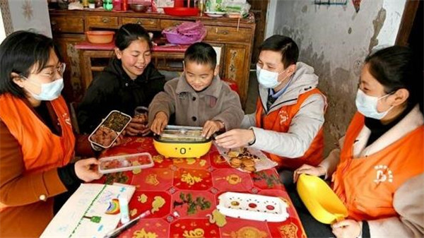 淮南：跨越440公里！“愛心飯盒”送給爸媽