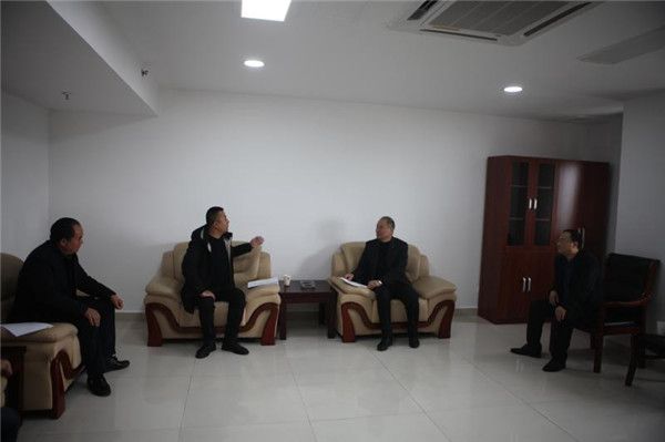 淮南市市場(chǎng)監(jiān)管局局長王雁秋接待來淮客商安泰編織布制造公司