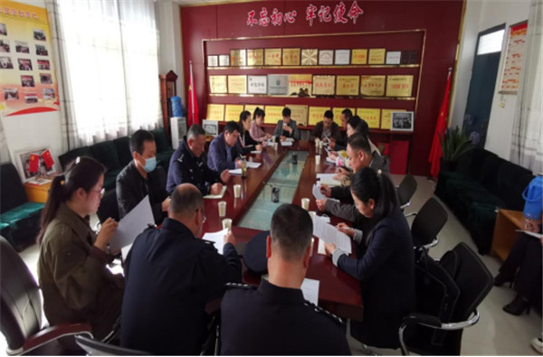 淮南市謝家集區(qū)委常委、區(qū)委政法委書記顧為民赴謝一小走訪調(diào)研