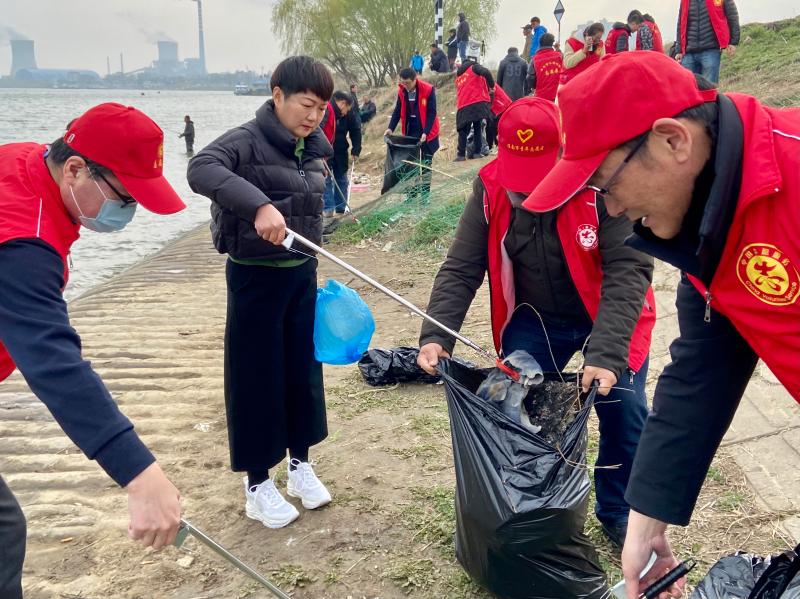 保護母親河，清潔水源地——淮南市生態(tài)環(huán)境局組織黨員干部職工開展學雷鋒主題黨日活動